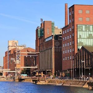 City Apartment Duisburg 2#Netflix &Wlan &Kingsize Bett & Kaffee Maschine & Central & 500M Innenhafen & 2 Min U Bahn